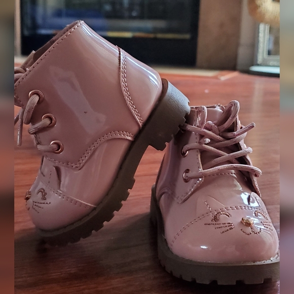Baby Girl Cat Boots - Picture 1 of 5